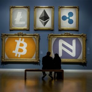 Cryptocurrency Art Gallery Algunos cuadros con logos de criptomonedas. Ambientado en un museo.