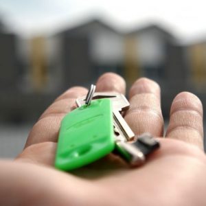 key-2323278_1280 Imagen de una mano con una llave