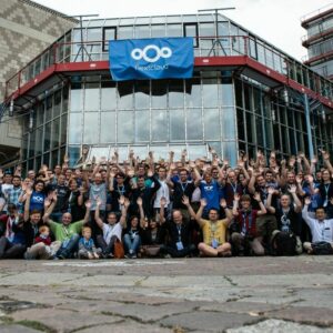 nextcloud Gente posando en la calle con una bandera de Nextcloud de fondo
