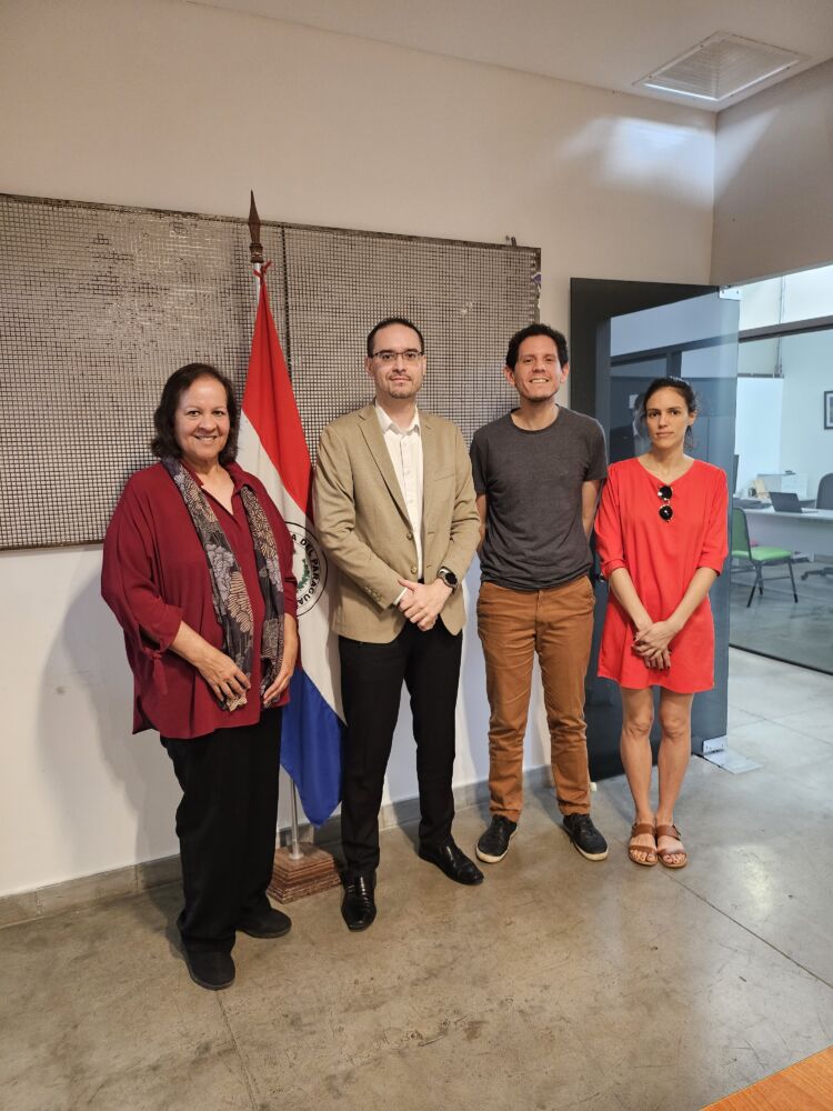 Foto de co-directores de TEDIC con el ministro de MITIC.