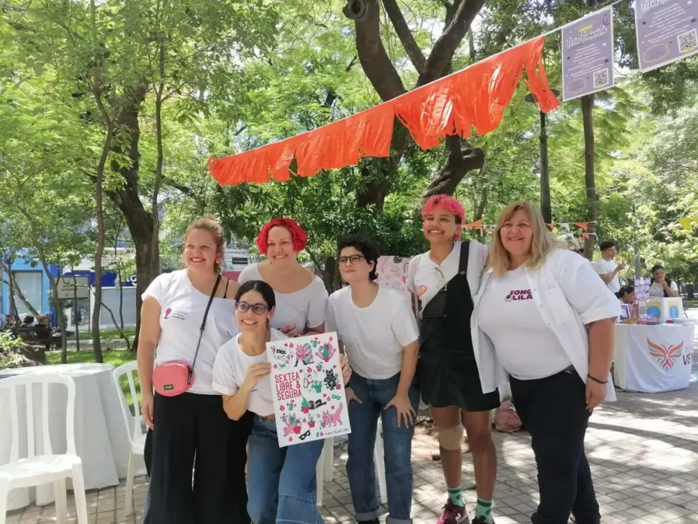 Fotos de personas en la feria feminista