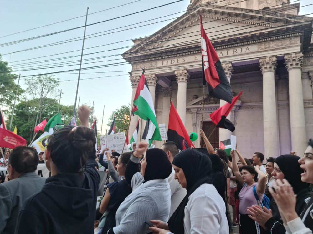 Personas manifestandose para pedir el cese de hostilidades en Gaza. 