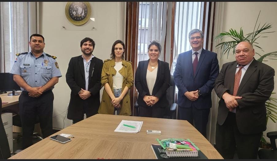 Foto de representantes de TEDIC con autoridades del Poder Ejecutivo y Ministerio del Interior